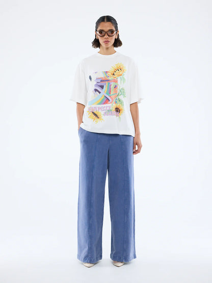 Radiant charm. Effortless style.
The Sunflower Warp Tee is crafted from soft cotton jersey in a relaxed, oversized fit for ultimate comfort. Featuring a vibrant, retro-inspired warp graphic intertwined with bold sunflower illustrations, it channels both nostalgic energy and modern flair. Designed with a classic crew neckline and a lived-in feel, this tee brings a burst of colour and personality to your everyday wardrobe.