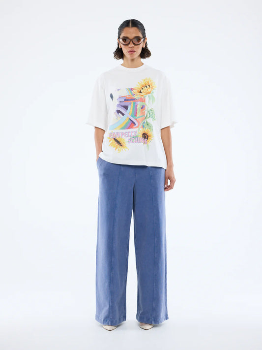 Radiant charm. Effortless style.
The Sunflower Warp Tee is crafted from soft cotton jersey in a relaxed, oversized fit for ultimate comfort. Featuring a vibrant, retro-inspired warp graphic intertwined with bold sunflower illustrations, it channels both nostalgic energy and modern flair. Designed with a classic crew neckline and a lived-in feel, this tee brings a burst of colour and personality to your everyday wardrobe.