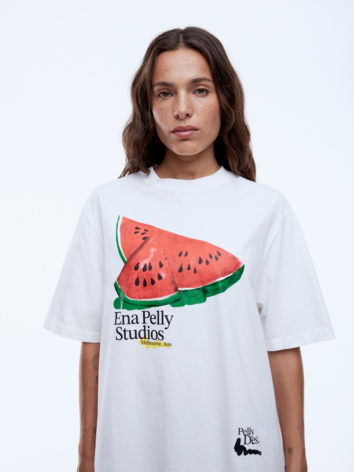 Everyday Cool. Effortless Edge.
The Pelly Watermelon Tee is crafted from a recycled-cotton blend in a boxy silhouette with a vintage white finish. Detailed with a plastisol watermelon-themed graphic that adds a playful, summer-ready note.

Boxy relaxed fit tee
Drop Shoulder
Front graphic exclusively designed in house
Vintage wash
Model is 172cm and wears size 8