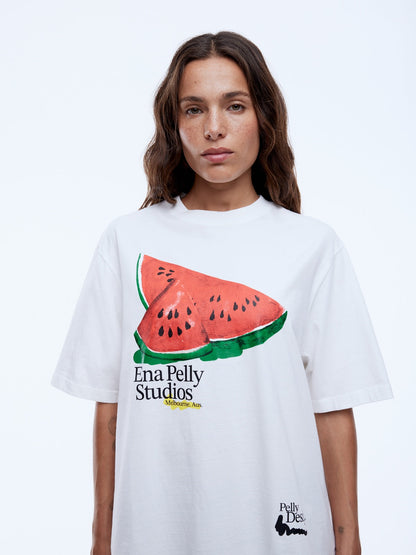 Everyday Cool. Effortless Edge.
The Pelly Watermelon Tee is crafted from a recycled-cotton blend in a boxy silhouette with a vintage white finish. Detailed with a plastisol watermelon-themed graphic that adds a playful, summer-ready note.

Boxy relaxed fit tee
Drop Shoulder
Front graphic exclusively designed in house
Vintage wash
Model is 172cm and wears size 8