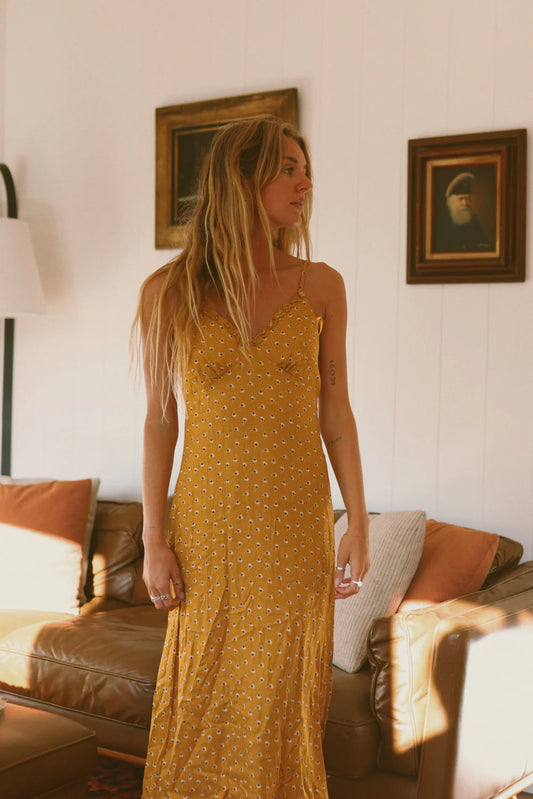 Professional and stylish, the Jewel midi dress in saffron by barefoot blonde is a must-have addition to your wardrobe. Effortlessly transition from day to night with this midi dress in a stunning saffron colour. Classic and versatile, this dress is perfect for any occasion.