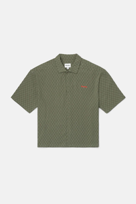 A casual woven layer, the Wash Check Relaxed SS Shirt in Green features a lightweight textured check fabric with an easy, relaxed fit. Embroidered detailing at the LHS chest adds a refined touch.



