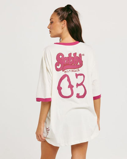 The Very Oversized Green Flag Tee

If they love dogs, they're already halfway to your heart 🐾💘

Meet The Very Oversized Green Flag Tee - your new go-to for comfort and canine appreciation. Crafted from 100% cotton, this oversized beauty features a relaxed fit, contrast trims and a hand-drawn slogan that says what were all thinking:
Dogs Are My Green Flag.

This tee is made for dog walks and brunch dates. Because let's face it… red flags are temporary, but puppy love is forever. 🐕✨