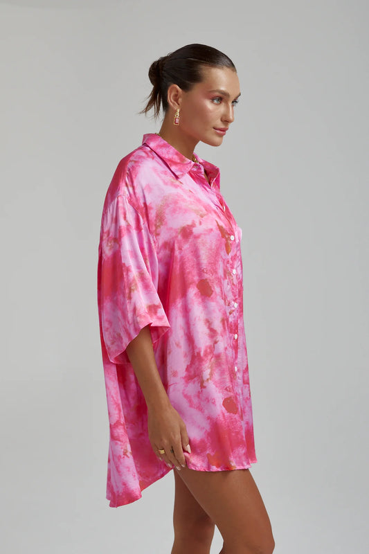 BIG SHIRT - HIBISCUS

The Big Shirt is back and better than ever.

Now featuring an alternate size for those who prefer a not so oversized fit.

"P" - Petite ( Would be suitable for size 6-10)

"O/S"- Oversized