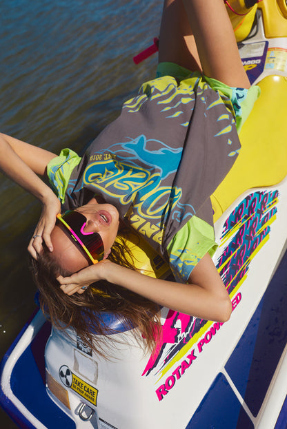Moto tee energy on holiday.

Born from salt water and sun glare, the Wave Racer Tee is cut in our signature oversized fit and made from soft 100% cotton, bringing sun-bleached colour hits and 90s nostalgia into an easy, throw-on piece with main character energy.