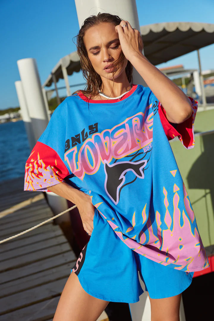 Moto tee energy on holiday.

Born from salt water and sun glare, the Wave Racer Tee is cut in our signature oversized fit and made from soft 100% cotton, bringing sun-bleached colour hits and 90s nostalgia into an easy, throw-on piece with main character energy.