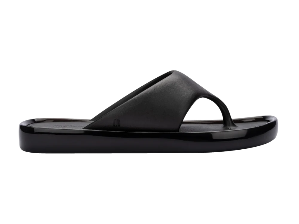 Melissa's flip-flop designs are the epitome of elevating a humble shoe into a unique wardrobe piece. Our new star is the Melissa Float thong - this effortlessly elegant and comfortable shoe is sure to become your new best friend. The cushioned EVA insole and perfect style make it the ideal choice for any everyday look.