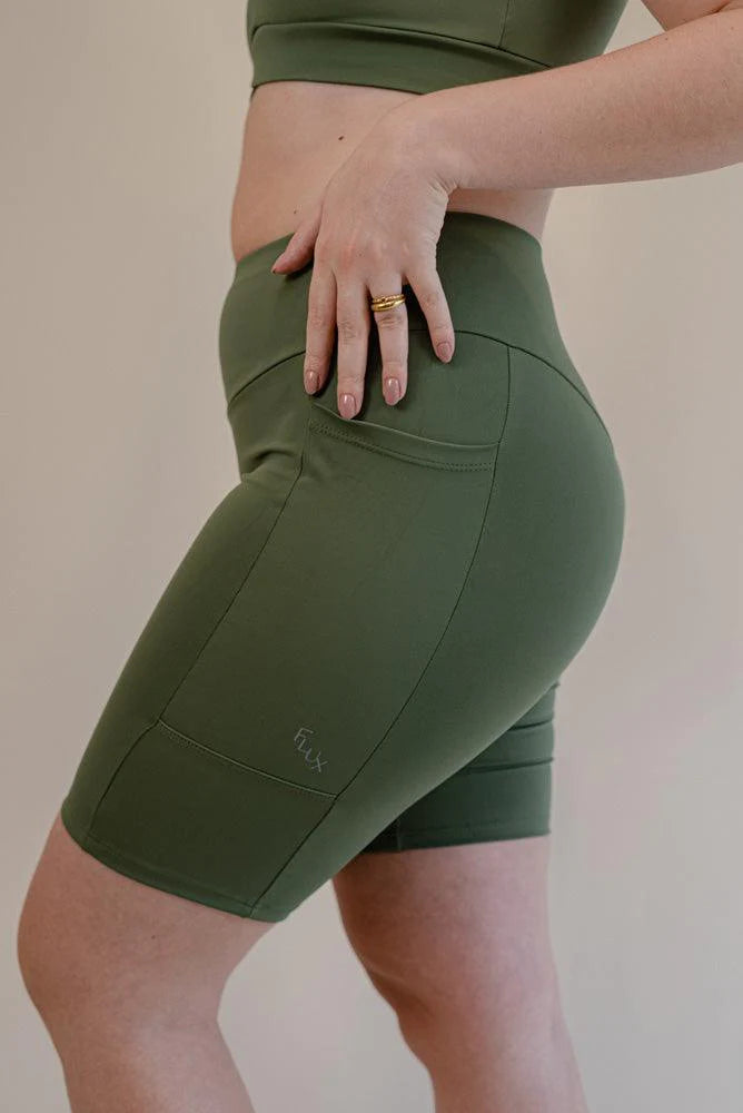 A vital addition to your activewear collection. Equipped with a double-layer high waistband, they offer superior support throughout your day, making them a perfect fit for intense workouts, cycling, or even relaxed, laid-back days.