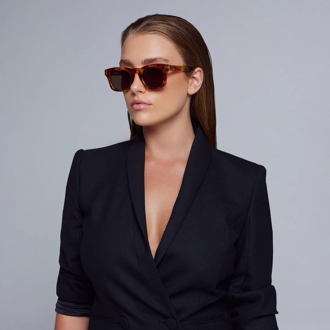 An easy-wearing sunglasses style featuring an 8mm thick, flat-face and iconic nose bridge. With metal highlights and bevelled details, the Solomon is the perfect unisex sunglasses frame for all occasions.