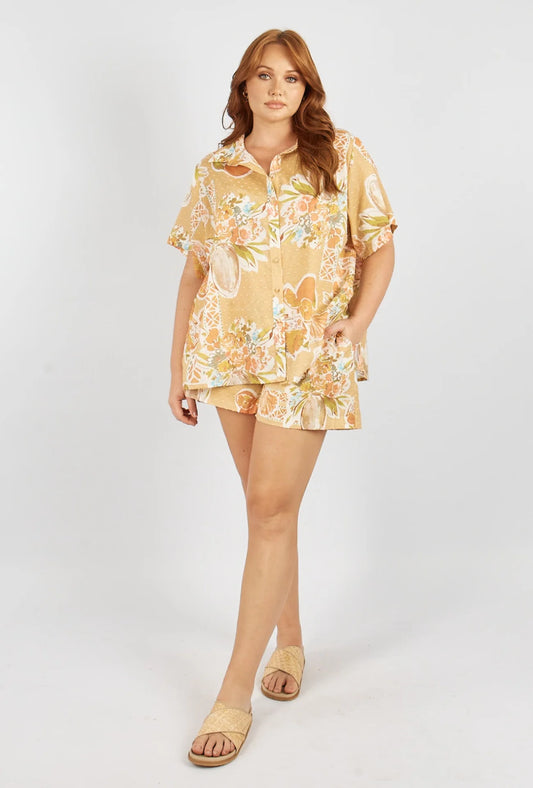 Our Pablo Top in our tropical print is an essential pool-shirt style. Pair it with our Bruna shorts for a cute ensemble.