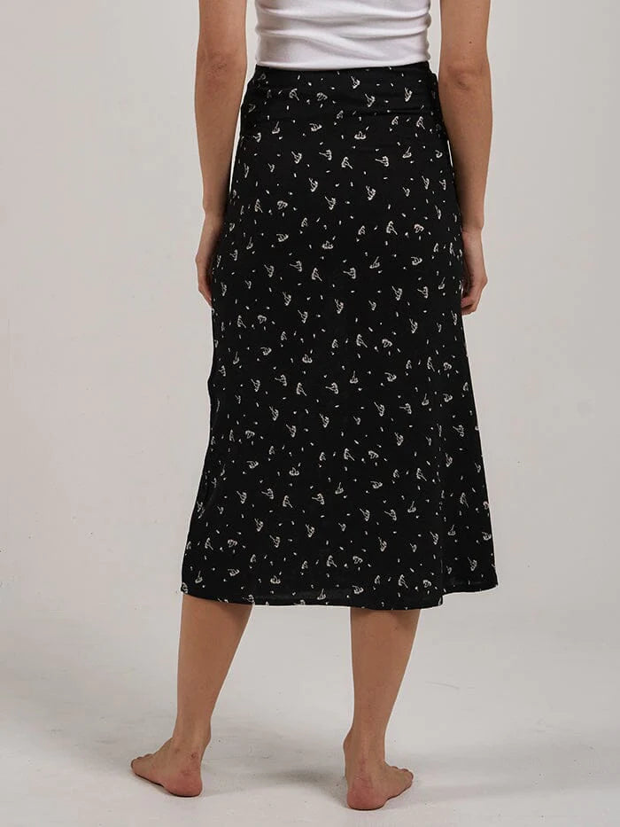 The Nightshade Bias Skirt in Black is an elegant and sustainable piece featuring a refined ditsy floral pattern. Made with Eco Vero Lenzing viscose, it maintains the same high-quality and beautiful drape while being environmentally friendly. This chic and versatile skirt is a timeless addition to your wardrobe, perfect for dressing up or down. Enjoy the sophisticated style of the Nightshade Bias Skirt and its eco-conscious design!