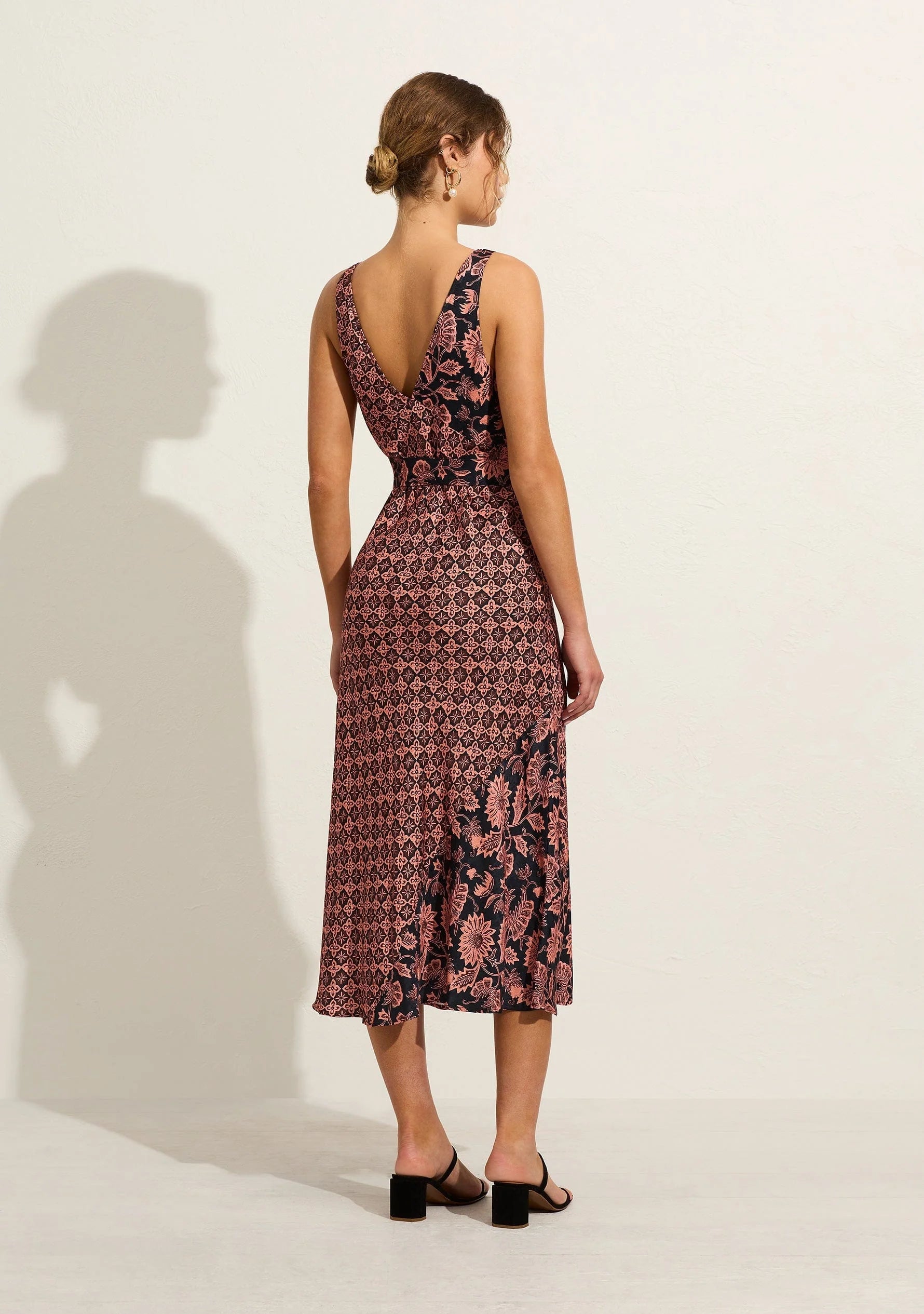 The Mason Midi Dress in contrasting chintz prints makes event dressing effortless. It features a V neckline, softly gathered bust, waist tie for a personalized fit, and a flattering bias-cut silhouette in floral satin finish jacquard with a silky touch.