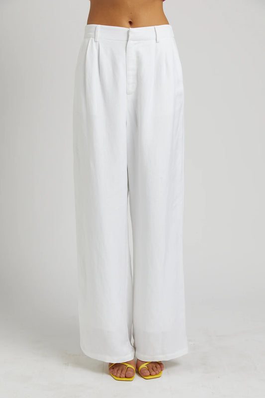 Dress for success with these timeless tailored pants. Featuring a sleek and chic silhouette that can be dressed up for the office or a special dinner, this white pant will make sure you always look your best