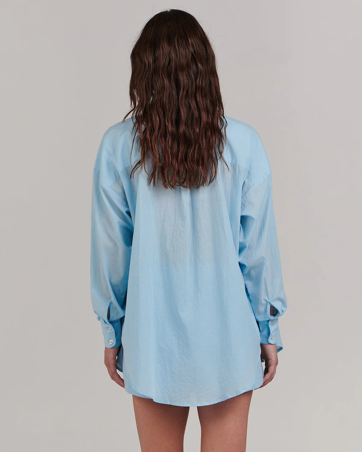 This gorgeous shirt by Charlie Holiday features a softly tailored design in a soft sky blue hue. Work it back with the coordinating Casey short for an elegant loungewear look.