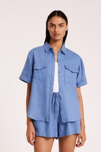 The Desi Linen Shirt in Cerulean is made from a premium linen which has been washed for a smooth, soft hand feel. The silhouette is relaxed, with length finishing at the hip. Features include classic shirting details with front patch pockets, rolled sleeve cuff and shell buttons.