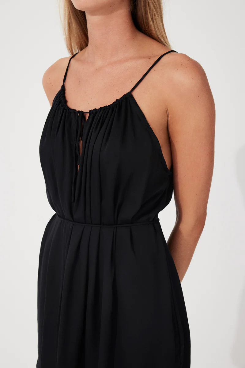 The Black Lenzing Tencel Mini Dress by Zulu & Zephyr is a lightweight Mini in a soft touch fabrication. The elegant scooped neckline, sits comfortably with an adjustable tie closure and key hole detail. This minimal Mini is perfect for beach to bar.