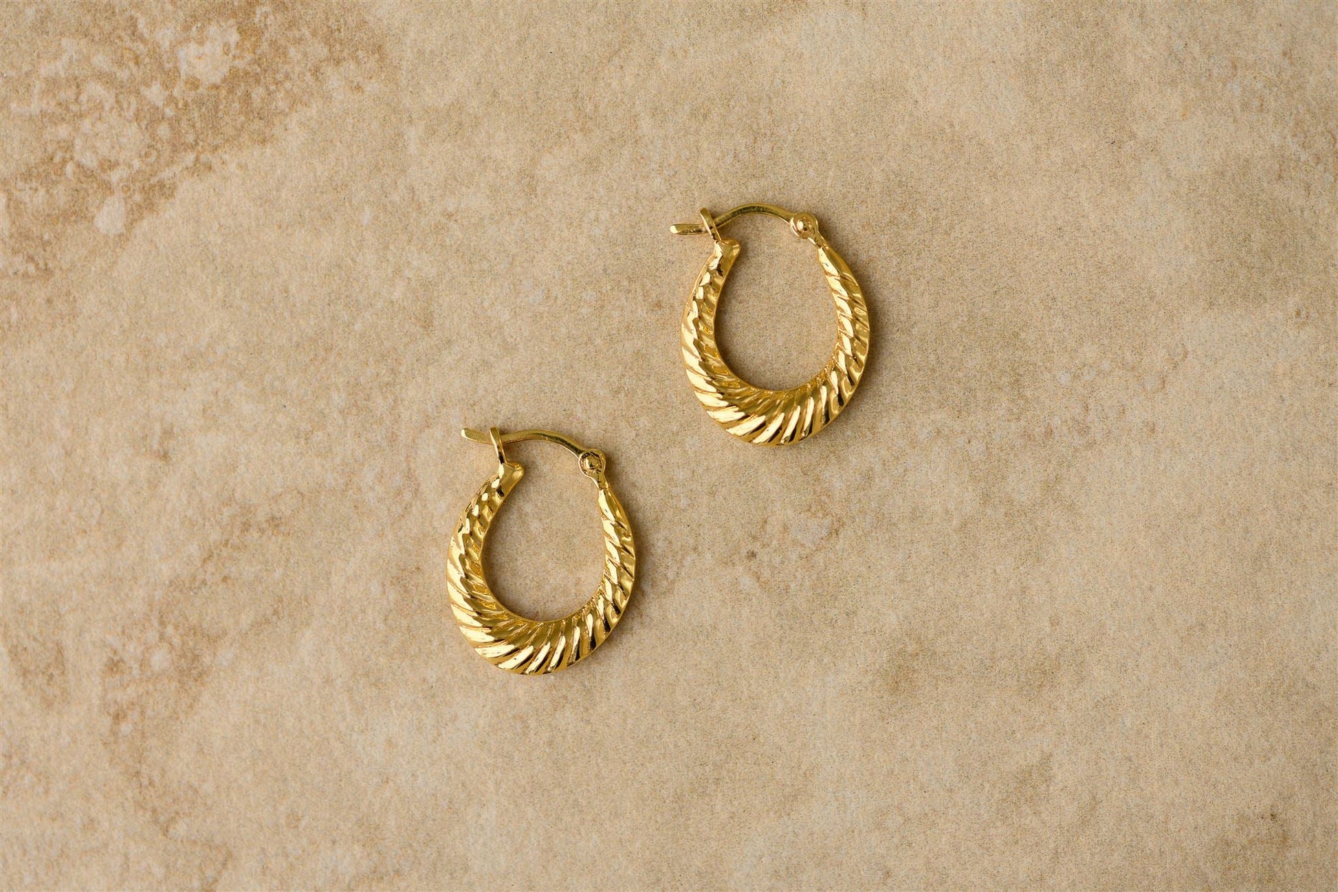 Introducing Iris - the fun-sized version of our popular Mila woven hoops! Perfect for adding a touch of quirkiness to any outfit. Get all the style of our signature hoops in a compact package.

18Kt Gold Plated Sterling Silver&nbsp;
Lead,Nickel &amp; Tarnish Free
Hypoallergenic
Waterproof

Dimensions:

16mm x 21.4mm