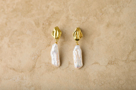 Introducing Avery, the perfect accessory for those who love to make a statement! These gorgeous baroque pearl earrings will add a touch of elegance and sophistication to any outfit. Stand out from the crowd with these unique and eye-catching earrings.

18Kt Gold Plated Sterling Silver 
Pure Baroque Pearl
Lead,Nickel & Tarnish Free
Hypoallergenic
Waterproof
Dimensions:

Pearl | 23mm