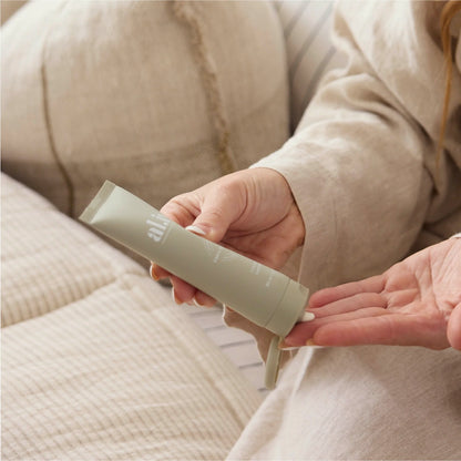 A nourishing 80ml Hand Cream enriched with magnolia and jasmine leaf extracts to help hydrate and soften hands. Featuring our limited edition Ivory Bloom scent, inspired by soft white florals.