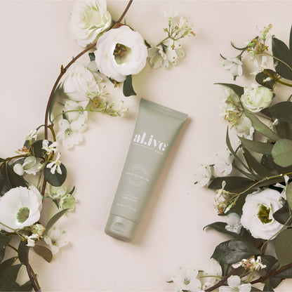 A nourishing 80ml Hand Cream enriched with magnolia and jasmine leaf extracts to help hydrate and soften hands. Featuring our limited edition Ivory Bloom scent, inspired by soft white florals.