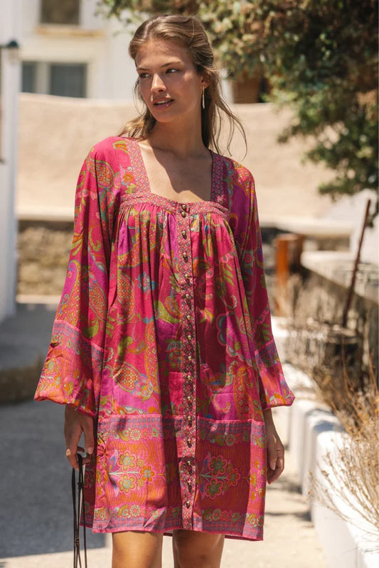 The Arizona dress blends effortless style with all-day comfort, making it a go-to piece for your wardrobe. An easy slip on style, featuring brass buttons, poet sleeves, and a relaxed silhouette, it’s thoughtfully designed to flatter all body shapes. Perfect for every body shape, pregnancy and breastfeeding —this versatile dress has you covered.