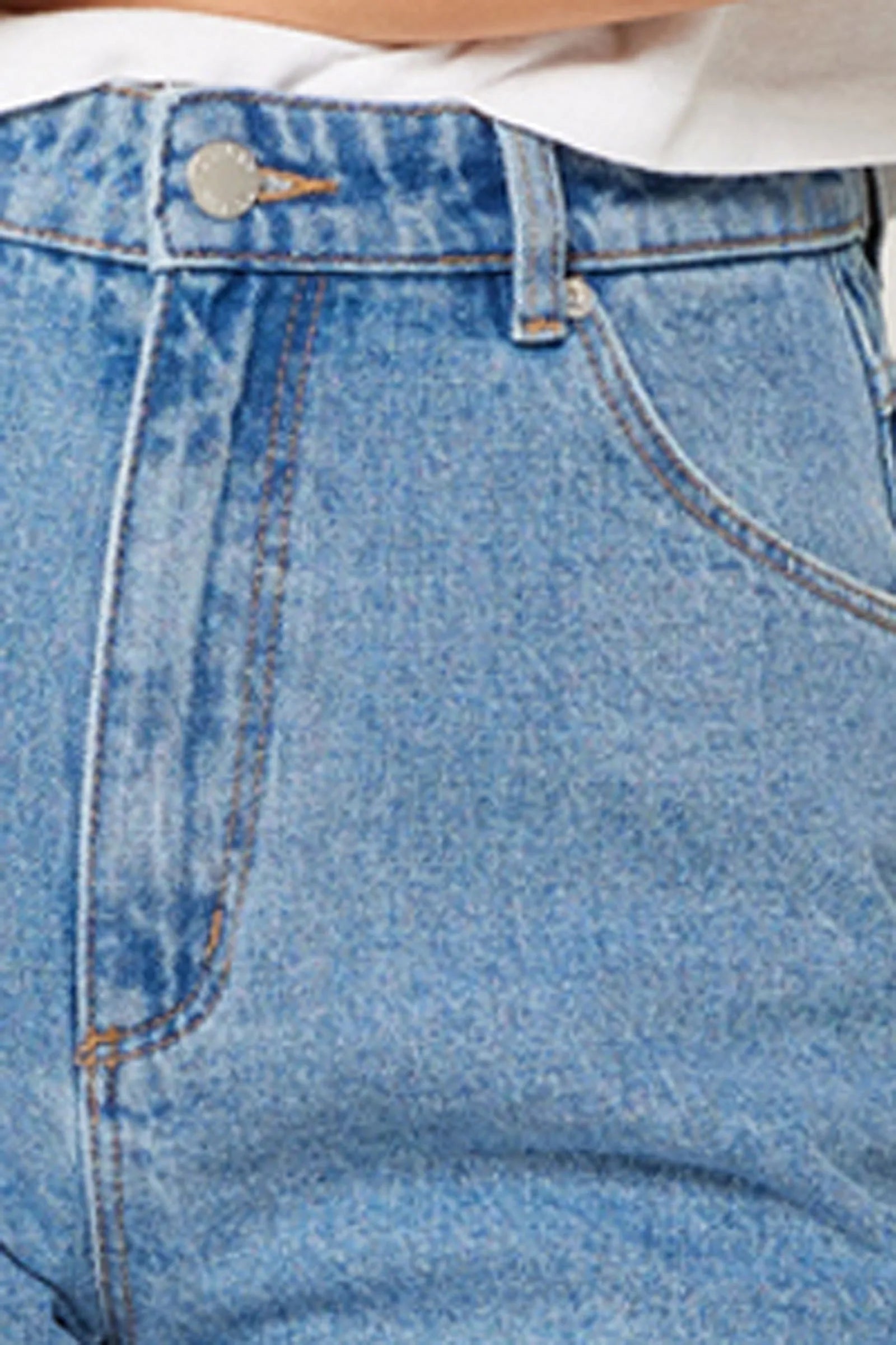 High rise short
Relaxed fit
Modest length
Non stretch rigid denim
Classic Rolla’s back pocket
Mid blue wash
Made with 91% Cotton, 5% Viscose &amp; 4% Polyester