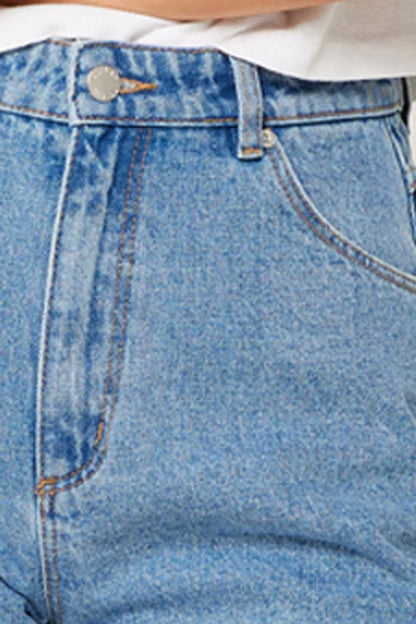 High rise short
Relaxed fit
Modest length
Non stretch rigid denim
Classic Rolla’s back pocket
Mid blue wash
Made with 91% Cotton, 5% Viscose &amp; 4% Polyester