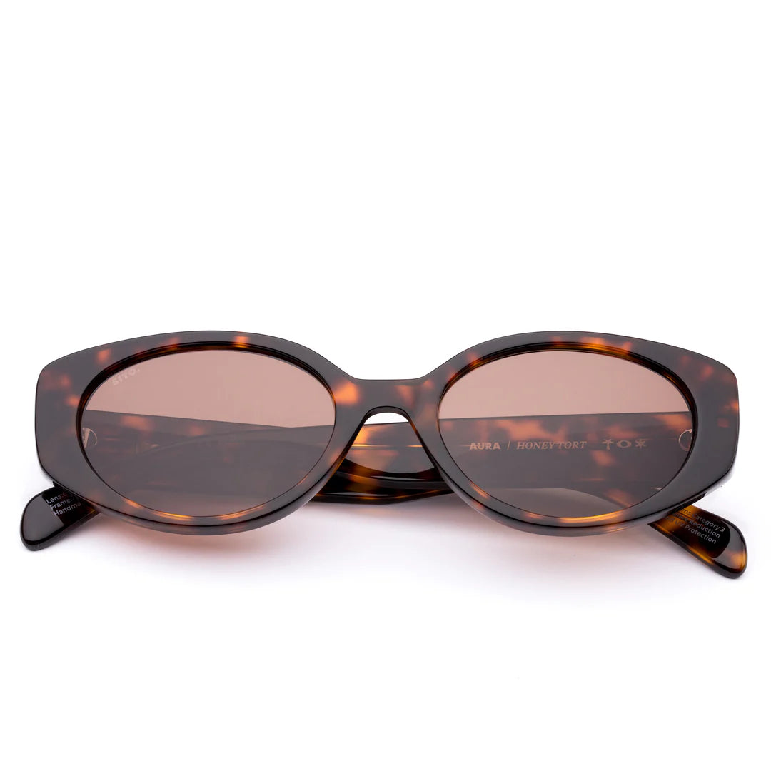 Confident and effortlessly stylish —&nbsp;Aura in Honey Tort&nbsp;is your go-to frame for every day. Its golden-brown tortoiseshell pattern pairs perfectly with casual weekends, brunch dates, or city adventures. Handcrafted from sustainable eco acetate and fitted with premium UV-protective lenses, Aura Honey Tort balances modern elegance with conscious design. Designed in Australia for effortless style and considered confidence.

Lens Colour:&nbsp;Coffee
