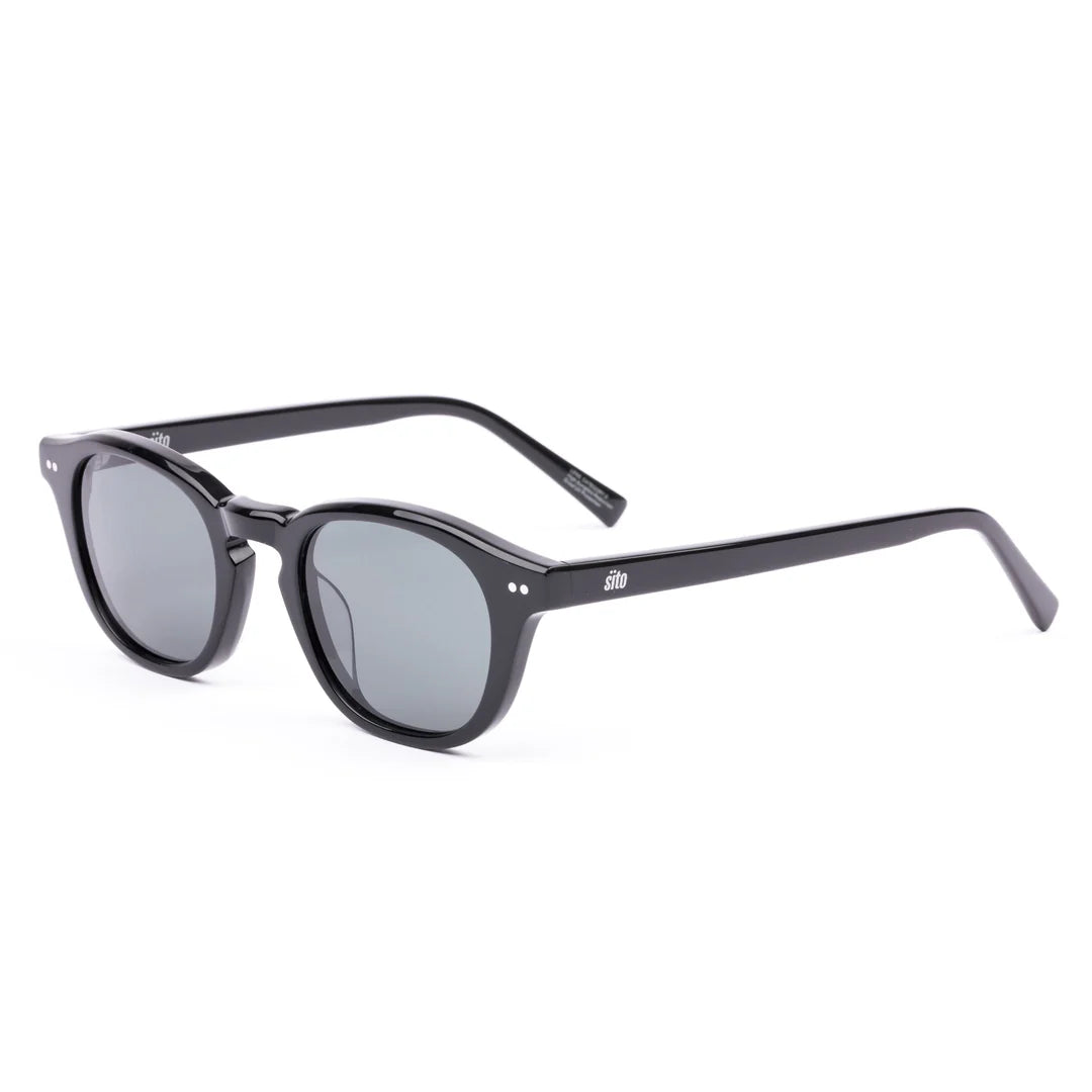 Did someone say ‘classic gentleman’? Elio unlocks timeless black tie with smooth curves and a distinctive keyhole nose bridge.

Will make you feel like you’ve just slid on a silk suit jacket, even if you’re only in chinos and a tee.&nbsp;

Best worn while… cruising along the coast

Style me with… a linen shirt, chinos, and an understated confidence.

A medium fit, this frame complements a variety of face shapes.

Designed in Australia.