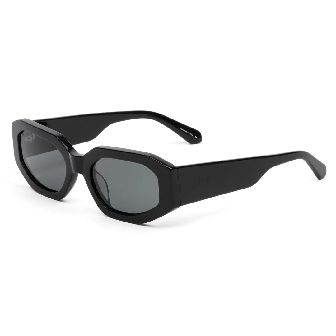 Make a juicy statement with bold angles that are impossible to ignore! Juicy is all about turning heads and embracing edgy angles in style. The wide temples add an extra dash of flair, making these shades your go-to choice for a modern and trendy look.

Designed in a medium size and angular shape, they suit a wide range of face shapes, letting you rock your unique style with confidence.