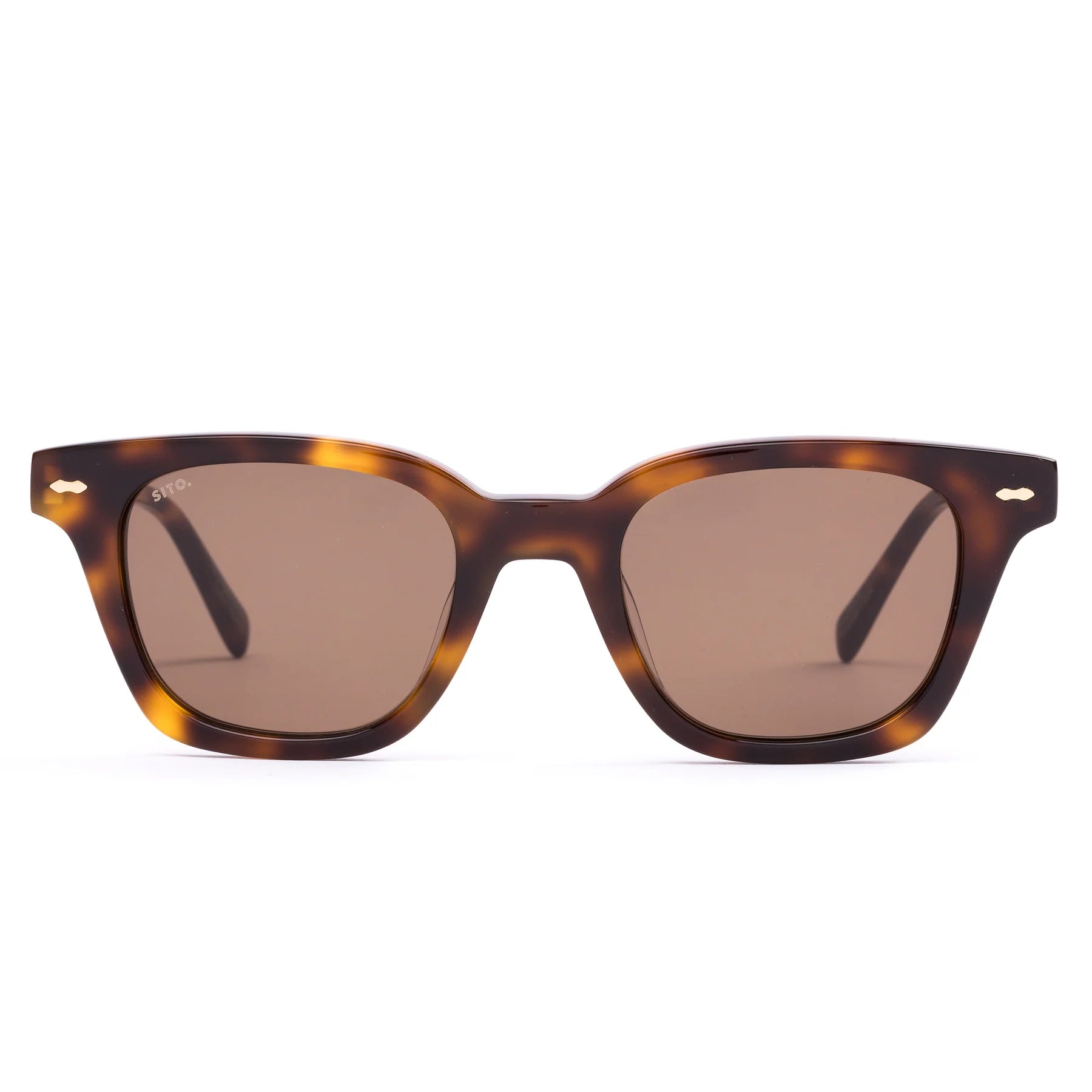 Easy style, built to last. Ryker in Classic Tort is a unisex frame with simple confidence and everyday versatility. Its balanced shape flatters all face types, while the rich tort finish adds a classic touch. Made from eco-friendly acetate and fitted with premium UV lenses, Ryker offers comfort, protection, and understated style for wherever the day takes you