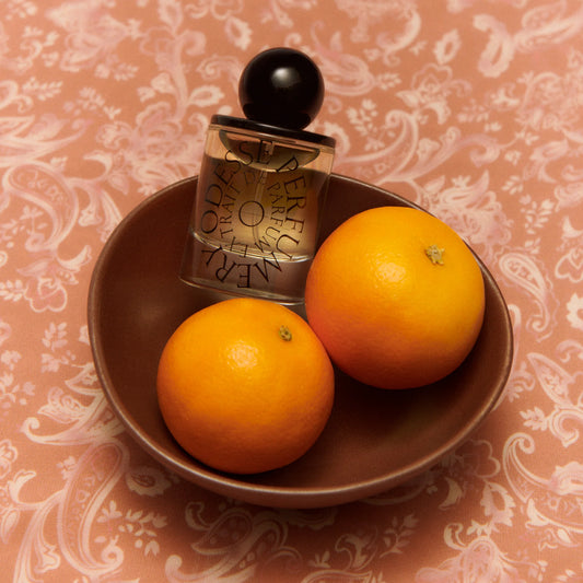 Fresh and warm all at once, Santal D’Orange blends zesty orange with rich spices and smooth sandalwood. Chic and quietly bold, she’s the new essential for lovers of citrus with depth.
