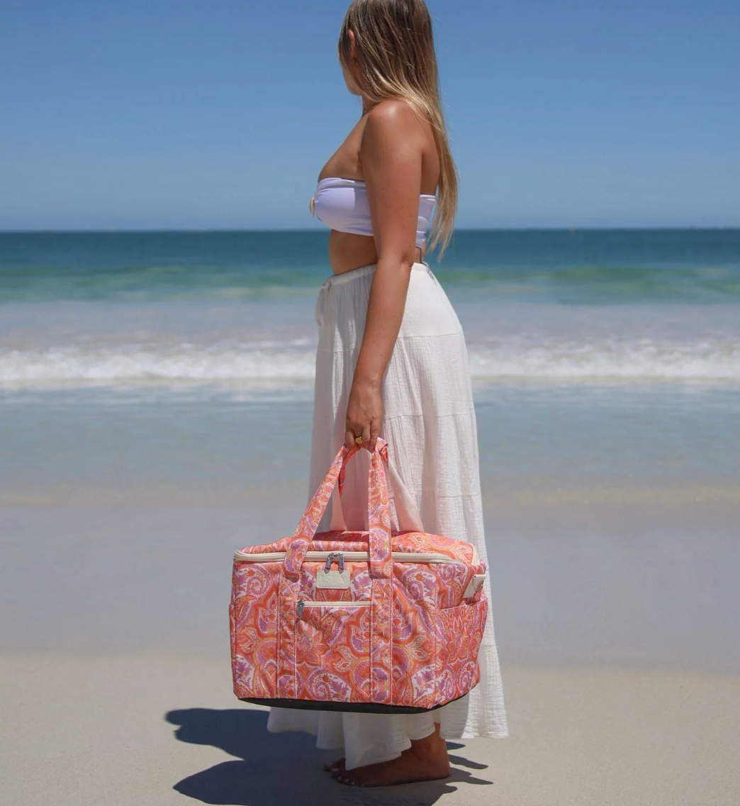 The&nbsp;Paisley&nbsp;large cooler bag&nbsp;has an&nbsp;intricately hand-painted bohemian print, vibrant in detail and colour. Lined with insulation to keep food and drinks cool, Paisley is practical and elevates everyday moments. A&nbsp;spacious 27L size makes it the perfect companion for picnics, gatherings and beachside entertaining.

- Premium and durable&nbsp;recycled&nbsp;polyester&nbsp;fabric&nbsp;made from plastic bottles&nbsp;

-&nbsp;W40 x D26 x H26cm (27L)

- Insulated internal lining

- Seek sun
