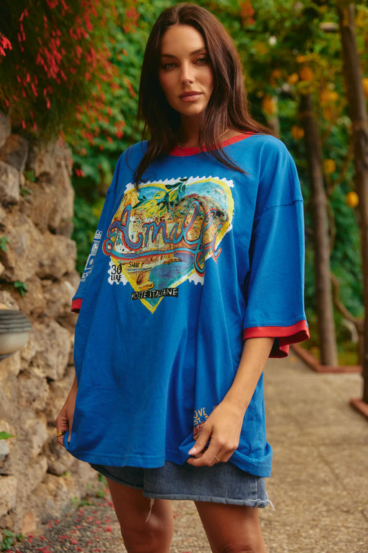 This tee isn’t just fabric on skin. It’s a love note you get to slip into. A gentle reminder in oversized cotton that you’re allowed to slow down, breathe, and hold yourself close.

Cut in our signature oversized fit, it drapes like a soft promise, made for mornings that stretch into nights, and all the in-between moments where comfort matters most.