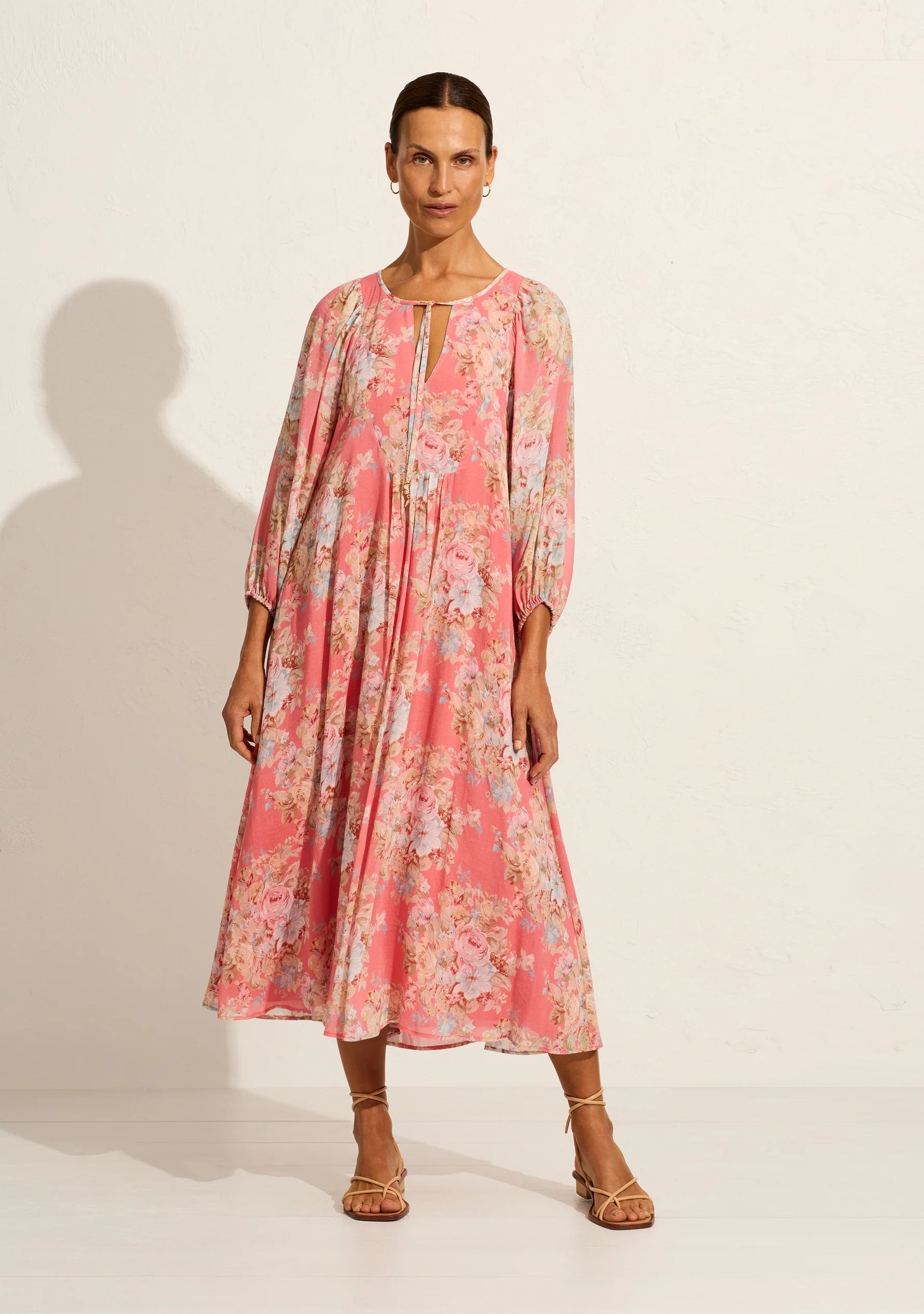 The Willow midi dress in our Bijoux floral in rose pink epitomises quintessential Auguste with its relaxed, floaty silhouette. It features an optional open-close neckline with tie detail, 3/4 elasticated sleeves, and an optional waist tie. Crafted from a silky cotton blend with a soft hand feel, it's an Auguste bestseller.