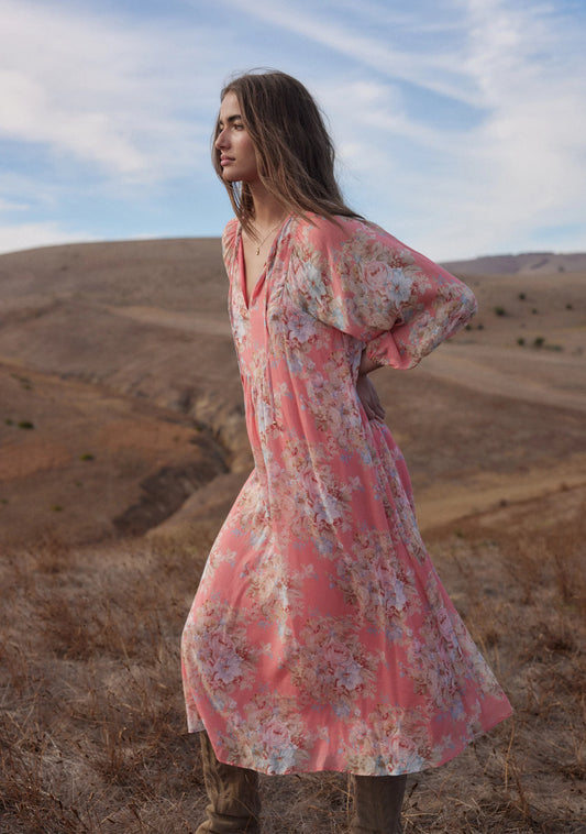 The Willow midi dress in our Bijoux floral in rose pink epitomises quintessential Auguste with its relaxed, floaty silhouette. It features an optional open-close neckline with tie detail, 3/4 elasticated sleeves, and an optional waist tie. Crafted from a silky cotton blend with a soft hand feel, it's an Auguste bestseller.