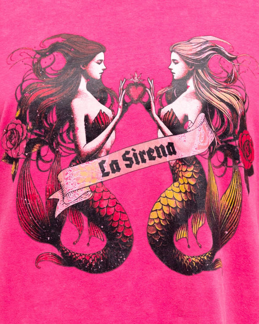Make waves in the La Sirena Tee in pink. Designed in a relaxed, oversized fit with a soft vintage wash, this tee showcases the striking twin mermaid “La Sirena” graphic across the front. Effortlessly bold yet laid-back, it’s the perfect piece to add a splash of ocean-inspired charm to your everyday wardrobe.