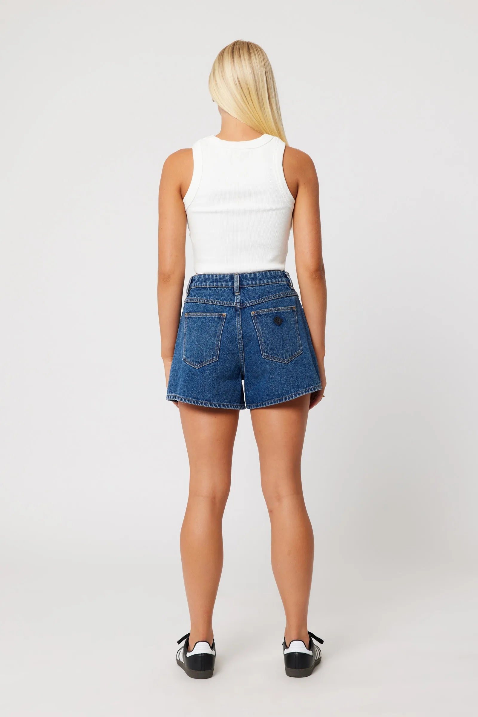 High rise, loose fit short
Inleg Length: 10cm
Bella is a mid blue stone-washed colour inspired by 90's denim
Finished with faded tobacco stitching, silver trims & black patch
Crafted with a comfort rigid denim meaning they will be fitted when first worn and will slowly soften & mold to your body after wash & wear
Zip fly
Made with 91% cotton, 5% viscose & 4% polyester