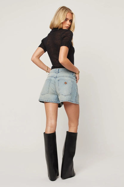 Designed with a mid-rise waist that sits just below your belly button, these are your favourite baggy jeans—just in short form
Featuring a '90s-style light vintage wash and a loose fit through the butt, they finish mid-thigh for a relaxed feel that never digs in
Busy day ahead? Chuck on a fitted ribbed tank, layer with an oversized shirt, and pair with your favourite sneakers. Sorted
Stick to your regular size for a comfortable, baggy fit. Size up for extra bagginess, or size down for a snugger fit
Brittney