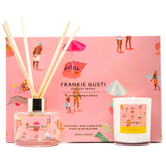 Sip up the sunshine with the Holiday Series Duo in Passionfruit Spritz by Frankie Gusti x Janey Forbes. Bursting with tropical passionfruit, sweet guava, and a splash of grapefruit fizz, this scent is pure summer joy — bright, juicy, and oh-so-refreshing.
