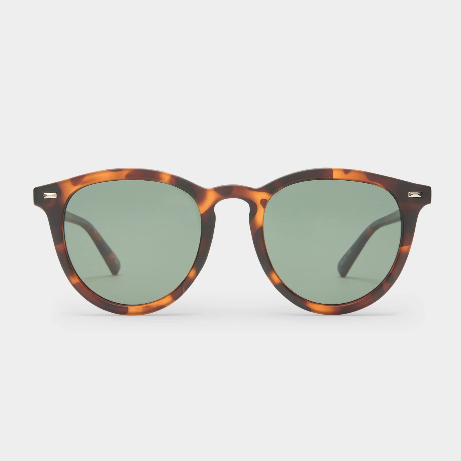 FIRE STARTER reimagines mid-century style with a contemporary edge. Defined by its round lenses and keyhole nose bridge, this mid-size classic is elevated with the iconic Le Specs flag stripe metal hardware, blending timeless design with modern sophistication.