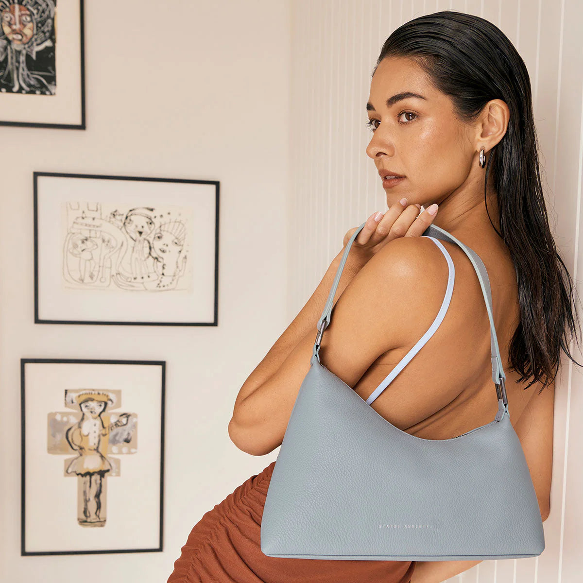 Scientific studies show that the majority of people are attracted to asymmetrical facial structures. Not shying away from her interesting and unique features, Reverie has a generous strap drop to sit comfortably under your arm and will gladly let you share the limelight she so enjoys.
