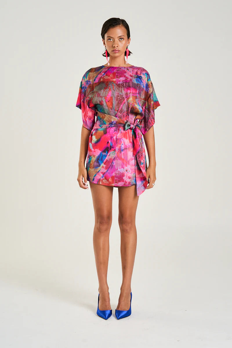 The Tie Front Dress featuring the Fish Tank print offers a versatile, figure-flattering design boasting a high neckline, modest sleeves, and a modern mini silhouette. Its wrap overlay ties at the side, allowing you to customise the length and fit to suit your style. Crafted from a durable linen and rayon blend, this dress combines comfort with a refined finish, making it ideal for both casual and polished looks.