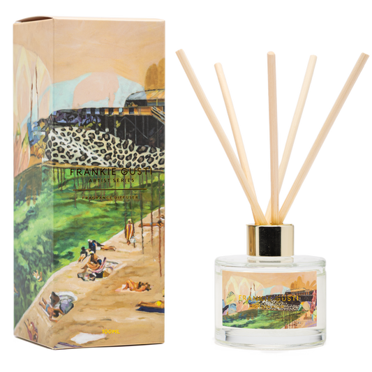 Bask in the warmth of the Golden Hour with this stunning diffuser from the Frankie Gusti Artist Series, featuring original artwork by Georgie Wilson. This fragrance captures the serene glow of the sun as it dips below the horizon — a soothing blend of amber, sandalwood, and vanilla, balanced with delicate notes of citrus and white florals.