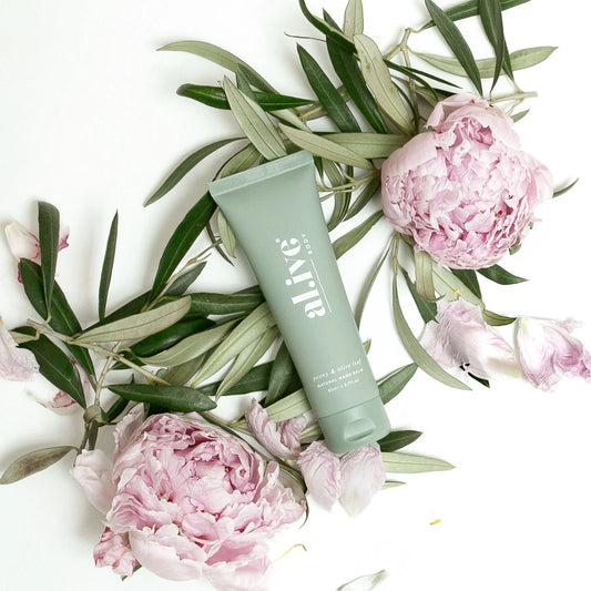 The deeply moisturising formula of our al.ive body Peony & Olive Leaf Natural Hand Balm never leaves hands feeling greasy. It satisfies parched skin long-term by creating a delicate occlusive layer that traps moisture in the top layers of the dermis. 
