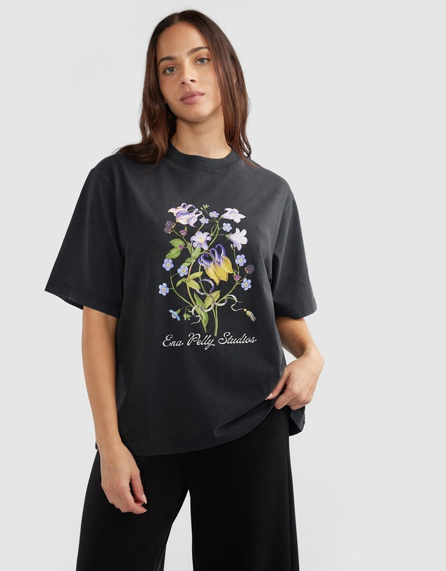 The Botanic Tee offers a relaxed silohouette with its oversized fit, embodying effortless style. Detailed with a ribbed crew neckline, garment- dyed finish, and an exclusive in-house design, its crafted to elevate everyday comfort.
