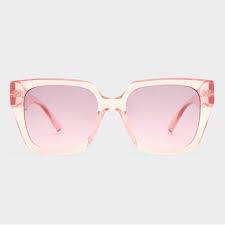 Timelessly elegant and effortlessly chic, our THE ILLUSION sunglasses infuse a sophisticated European sensibility into the classic square silhouette. Designed with an oversized fit that flatters all face shapes, this style is refined with luxurious heritage flagstripe metal hardware and subtle bevel detailing