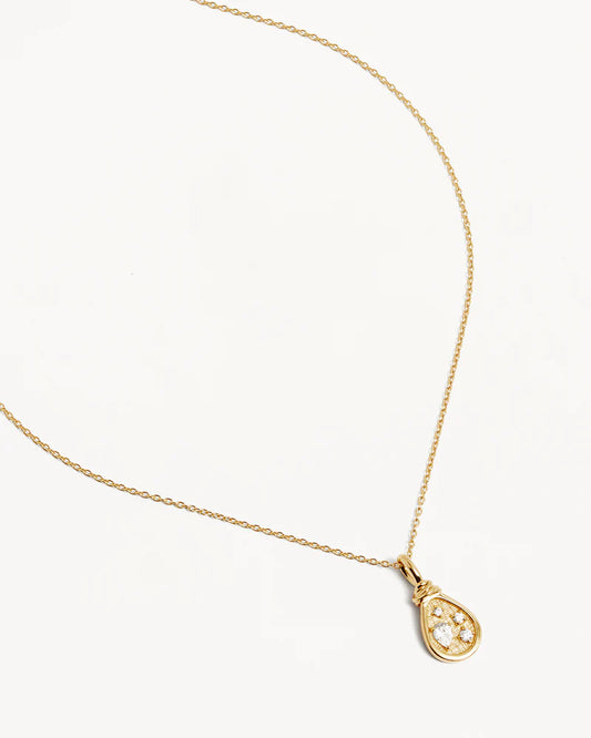 Our&nbsp;18k Gold Vermeil Sunkissed Horizon Necklace&nbsp;is an&nbsp;ode to the&nbsp;sunkissed&nbsp;horizon&nbsp;and&nbsp;seemingly infinite&nbsp;sparkling&nbsp;sea-scape.&nbsp;Featuring&nbsp;round and pear cut sparkling crystals&nbsp;and set on our signature fine chain, this piece is designed to be cherished forever.&nbsp;&nbsp;&nbsp;
