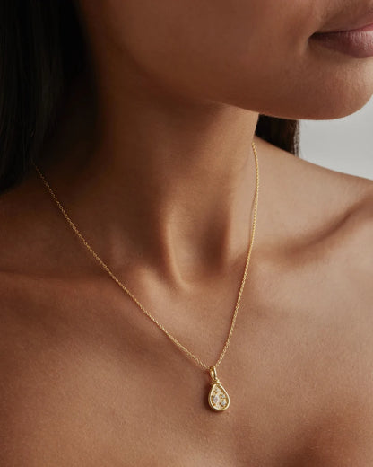 Our&nbsp;18k Gold Vermeil Sunkissed Horizon Necklace&nbsp;is an&nbsp;ode to the&nbsp;sunkissed&nbsp;horizon&nbsp;and&nbsp;seemingly infinite&nbsp;sparkling&nbsp;sea-scape.&nbsp;Featuring&nbsp;round and pear cut sparkling crystals&nbsp;and set on our signature fine chain, this piece is designed to be cherished forever.&nbsp;&nbsp;&nbsp;