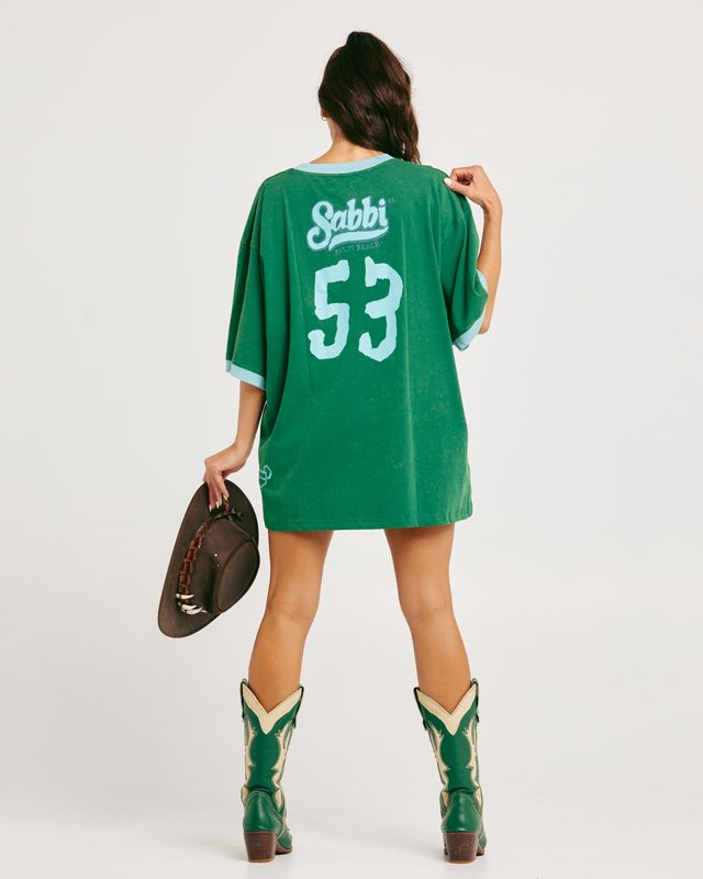 The Very Oversized Overshare Tee

Because honestly… who doesn't overshare when they're nervous? 😜

Meet The Very Oversized Overshare Tee - your new favourite conversation starter. Made from 100% cotton, this tee brings all the comfort and none of the chill. Featuring hand-drawn lettering and contrast trims, it's the perfect mix of bold, funny and yep, that's so me.

With it's relaxed oversized fit and soft vintage feel, this baby is made for coffee dates, confessions and saying way too much (as always).

